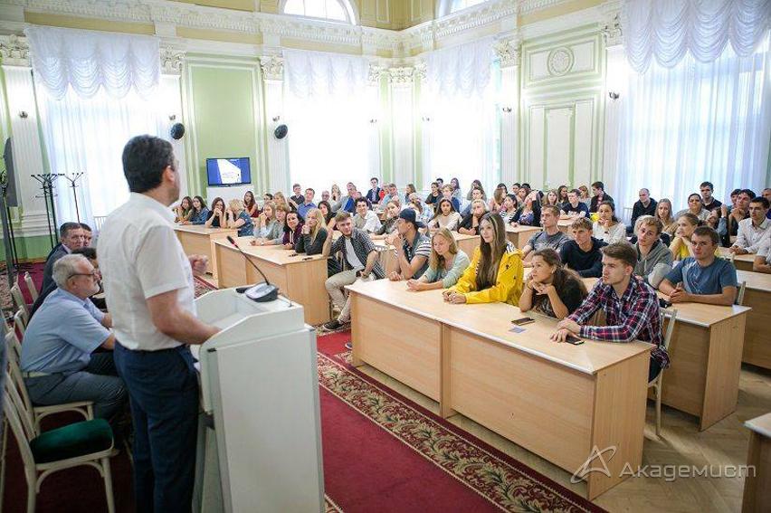 Образование томского государственного университета. Национальный исследовательский Томский государственный университет. Университет ТГУ Томск внутри. Конференц зал ТГУ Томск. Актовый зал университета nue.